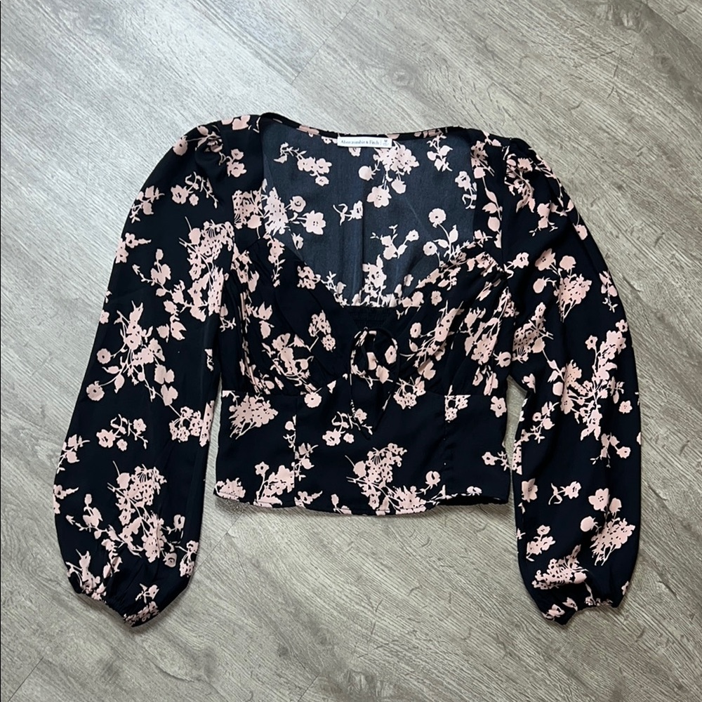 Abercrombie &‎ Fitch Floral Black and Pink Smocked Long Sleeve Cropped Blouse